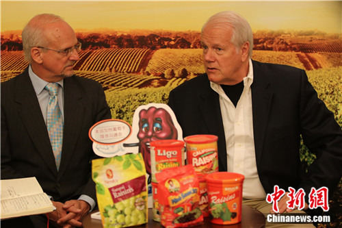 Jim Painter speaks on the nutritional value of California Raisins